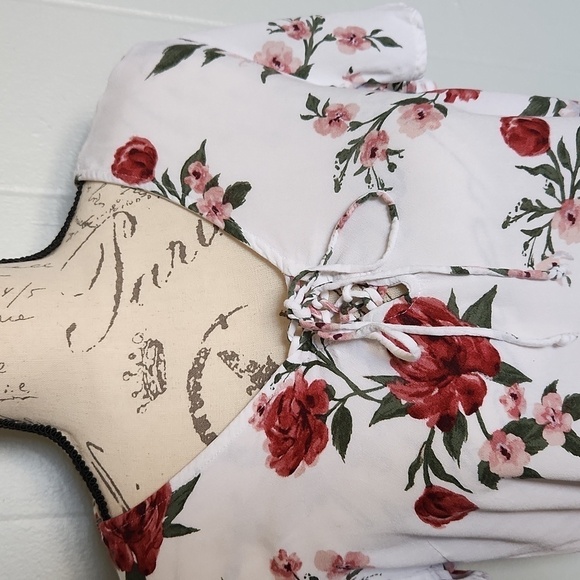 Kendall and Kylie crop floral lace up vneck blouse size medium - Picture 3 of 9